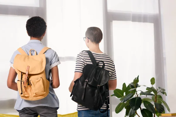 Vue Arrière Garçons Adolescents Multiculturels Debout Avec Des Sacs Maison — Photo