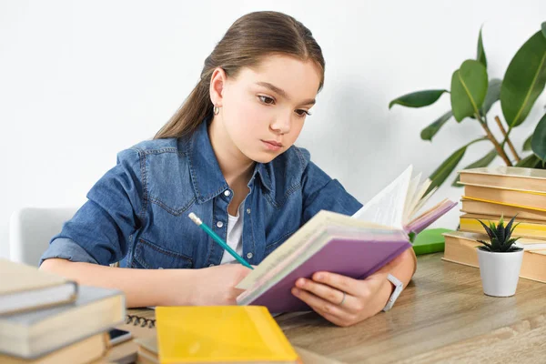 Bedårande Preteen Barn Göra Läxor Hemma — Stockfoto