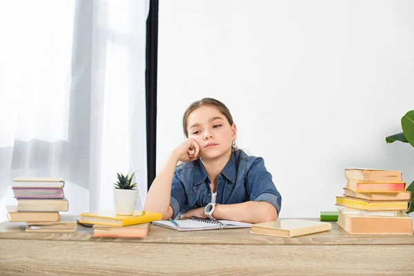 Niño Preadolescente Adorable Cansado Sentado Mesa Con Libros Casa — Foto de Stock