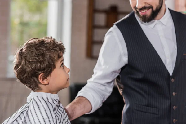 Sidovy Bedårande Liten Unge Täckt Med Randig Duk Sitter Vid — Stockfoto