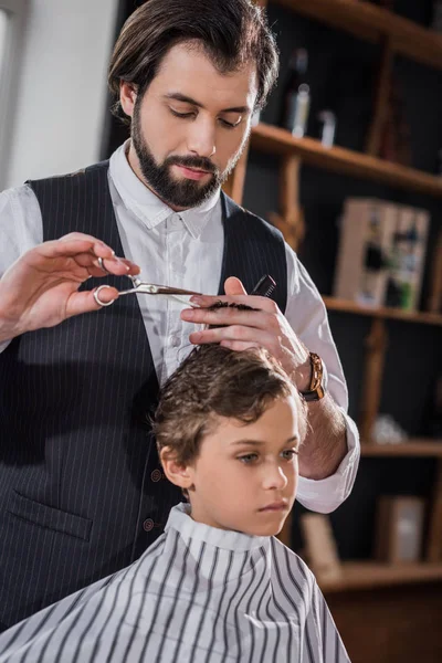 Cabrito Rizado Consiguiendo Corte Pelo Niños Barbería —  Fotos de Stock
