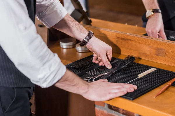 Bijgesneden Schot Van Kapper Nemen Tools Van Rubberen Mat Werkplek — Stockfoto