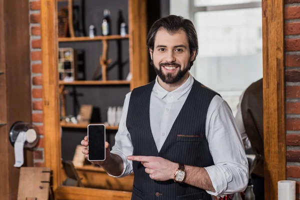 Beau Jeune Coiffeur Gilet Pointant Vers Smartphone — Photo