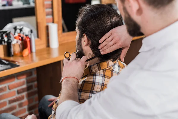 Barbudo Homem Chegando Corte Cabelo Barbeiro — Fotografia de Stock