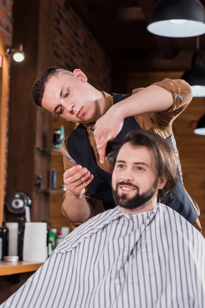 Glücklicher Junger Mann Bekommt Frisur Von Professionellem Friseur Beim Friseur — Stockfoto