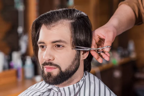 Nahaufnahme Eines Hübschen Jungen Mannes Der Beim Friseur Eine Frisur — Stockfoto