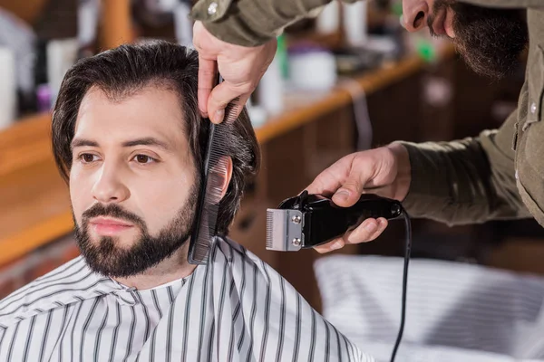 Close Tiro Barbeiro Barbeando Homem Com Hair Clipper — Fotografia de Stock