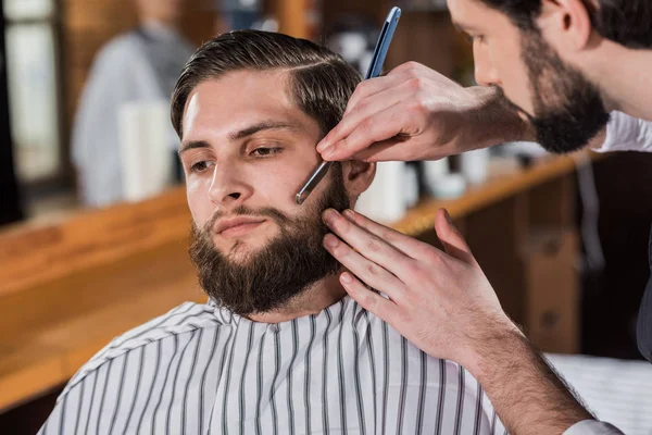 Close Tiro Barbeiro Barbeando Homem Com Navalha Reta — Fotografia de Stock