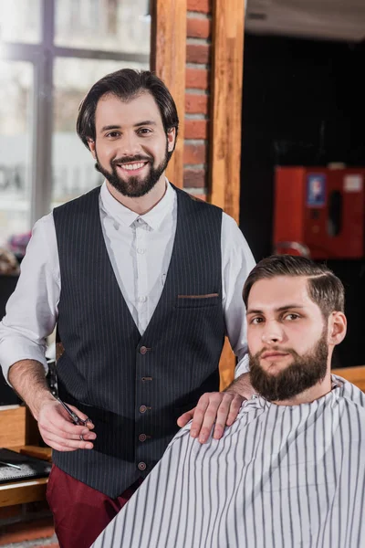 Smiling Bearded Barber Client Barbershop — Stock Photo, Image