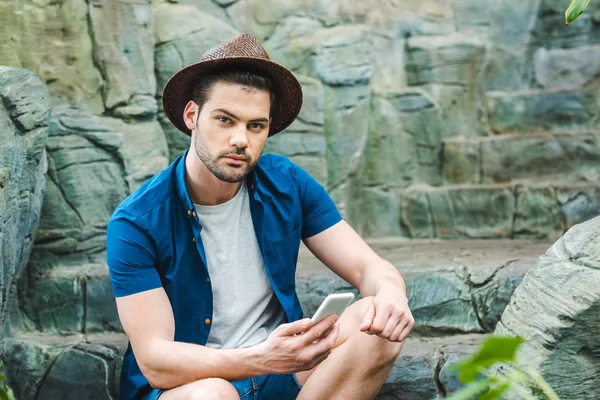 Joven Guapo Usando Teléfono Inteligente Mientras Está Sentado Escalera Piedra — Foto de Stock