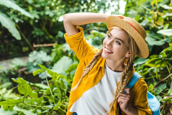 Happy Young Woman Straw Hat Looking Forest — Stock Photo, Image