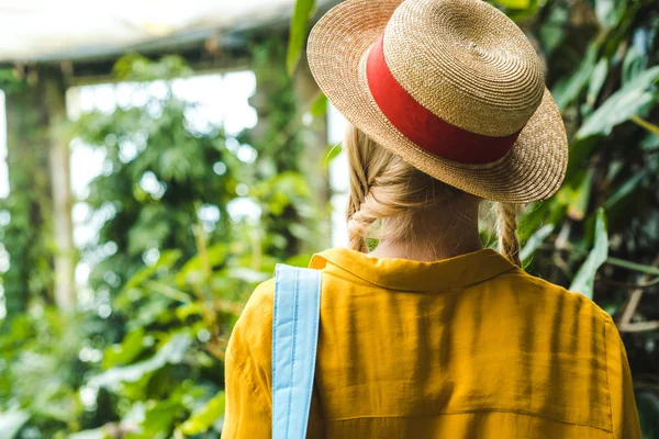 Rear View Woman Straw Hat Surrounded Tropical Plants — Stock Photo, Image