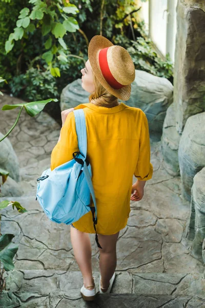 Vue Arrière Jeune Femme Chapeau Paille Descendant Les Escaliers Dans — Photo