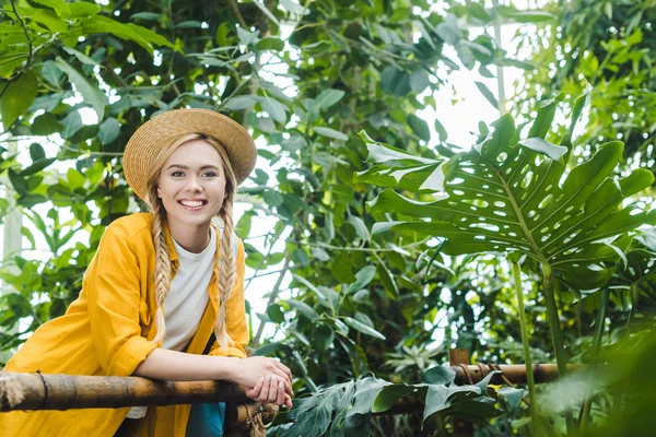 Mooie Jonge Vrouw Stro Hoed Tijd Doorbrengen Botanische Tuin — Stockfoto