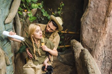 genç adam kız arkadaşı onlar ormanda ormanda hiking destekleyen