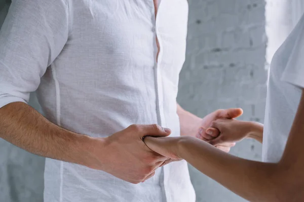 Weergave Van Paar Hand Hand Door Lichte Muur Bijgesneden — Stockfoto