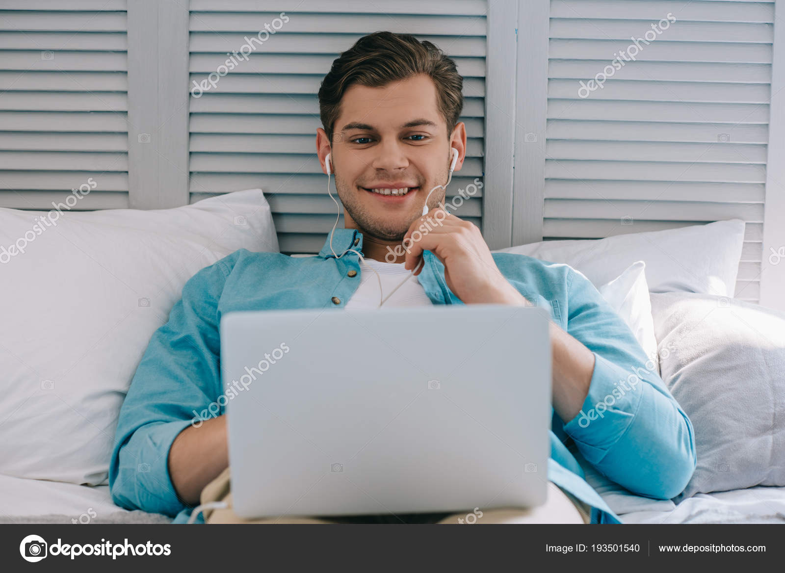 using earbuds with laptop
