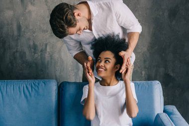 Afro-Amerikan kız koltukta oturan arkadaşı şaşırtıcı adam