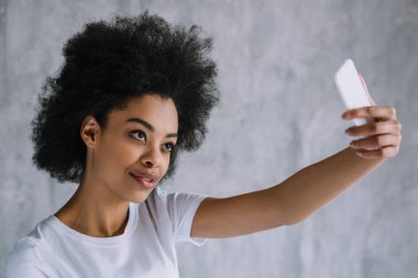Selfie telefon ile alarak çekici Afrikalı-Amerikalı kadın