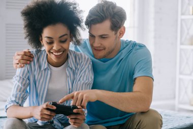 Afrikalı-Amerikalı kadın joystick kullanmayı açıklayan adam