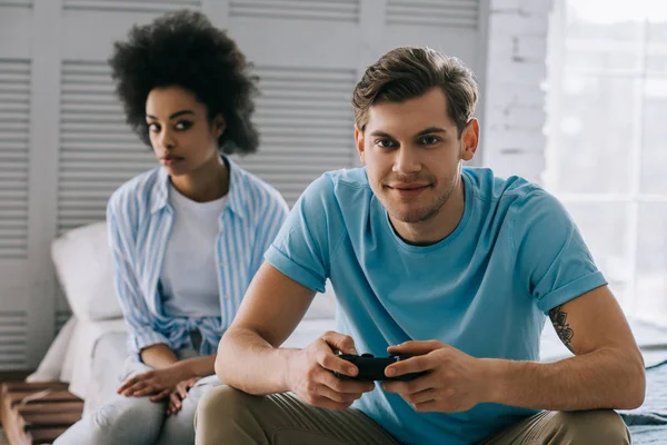 Mulher Perturbada Olhando Para Homem Com Joystick Jogando Videogame Enquanto — Fotografia de Stock Grátis