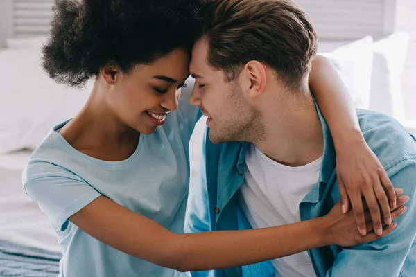 Jonge Vrouw Omhelst Vriendje Zittend Bed — Stockfoto