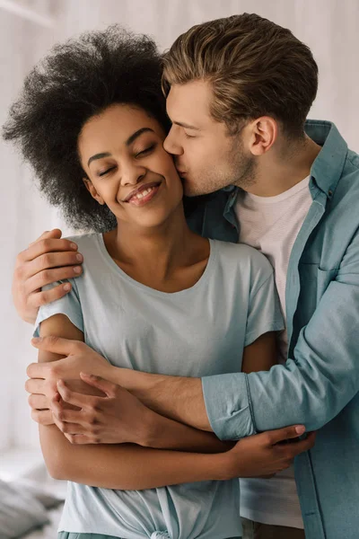 Jonge Man Omarmen Kussen Van Afro Amerikaanse Vriendin — Stockfoto