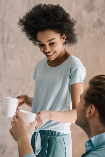 Africano Menina Americana Dando Xícara Café Para Seu Namorado — Fotografia de Stock