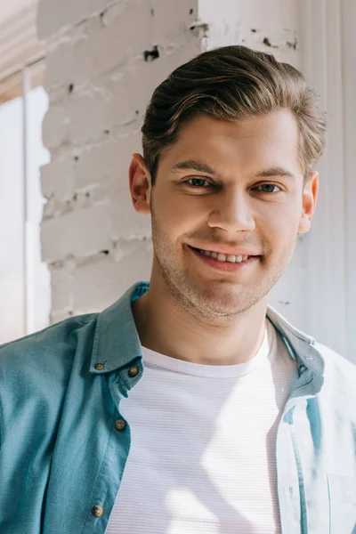 Lachende Jonge Man Die Zich Voordeed Bij Het Raam — Stockfoto