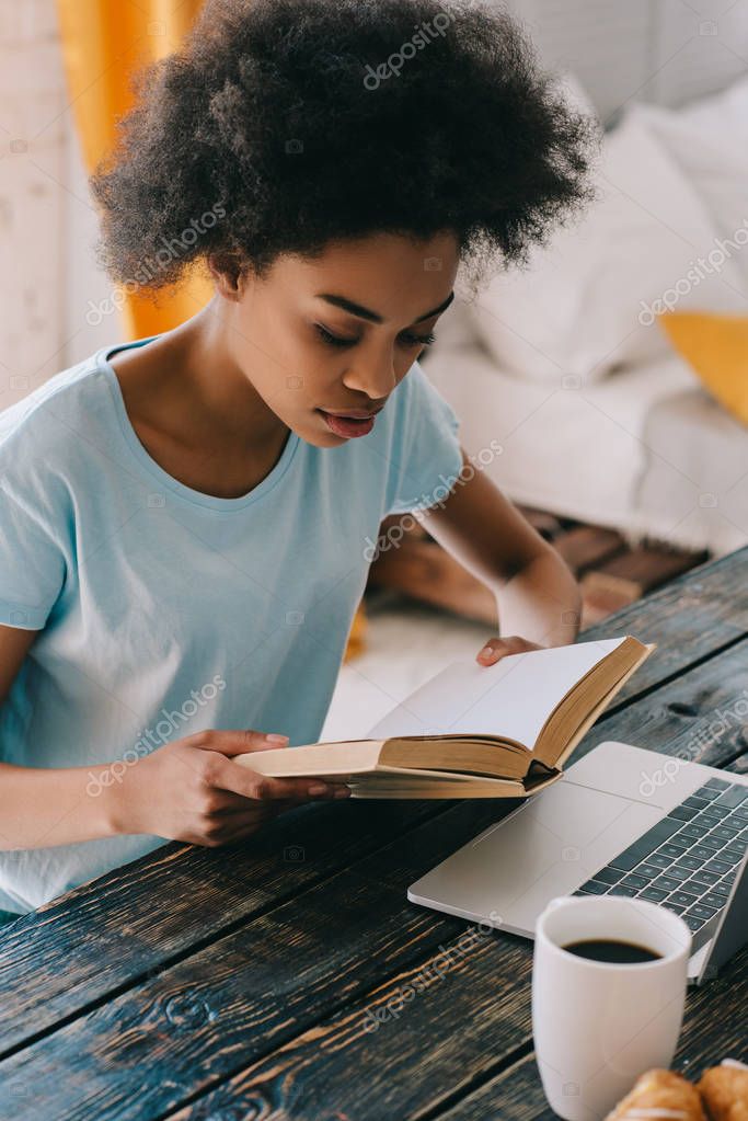 African American Girl Reading Book Table Laptop — Stock
