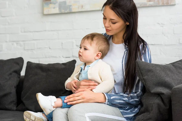 Mother Adorable Baby Boy Hands Sitting Sofa Home — Stock Photo, Image