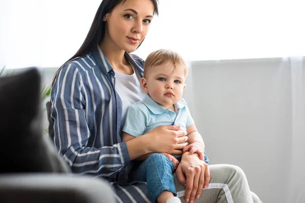 Mother Adorable Baby Boy Hands Sitting Sofa Home — Stock Photo, Image