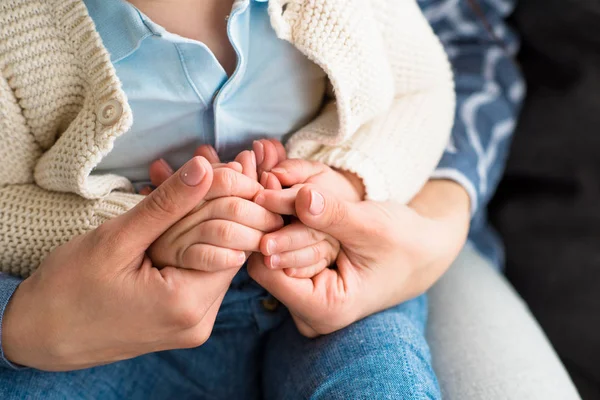 Vista Parcial Madre Sosteniendo Pequeñas Manos Bebé — Foto de Stock