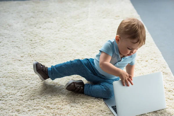 Malý Chlapeček Notebookem Sedět Podlaze Doma — Stock fotografie