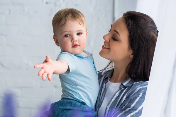 Anne Şirin Bebek Çocuk Evde Gülümseyen Portresi — Stok fotoğraf