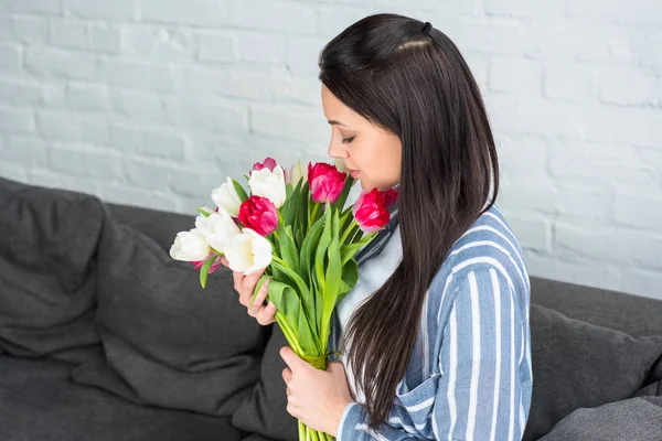 Side View Beautiful Woman Bouquet Tulips Resting Sofa Home — Free Stock Photo