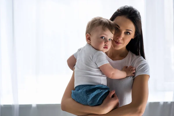 Retrato Madre Joven Sosteniendo Bebé Lindo Las Manos Casa — Foto de Stock