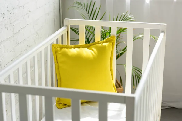 Крупним Планом Порожнє Дитяче Ліжечко Жовтою Подушкою Кімнаті — стокове фото
