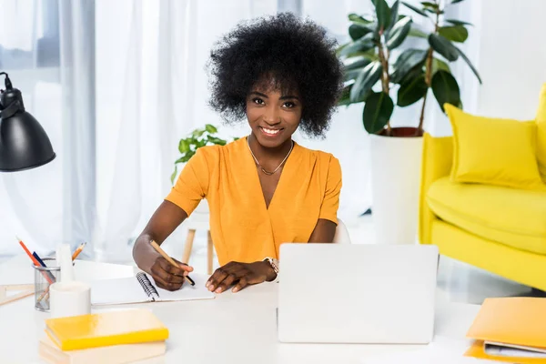 Portret Uśmiechający Się African American Freelancer Miejscu Pracy Laptopów Notebooków — Zdjęcie stockowe