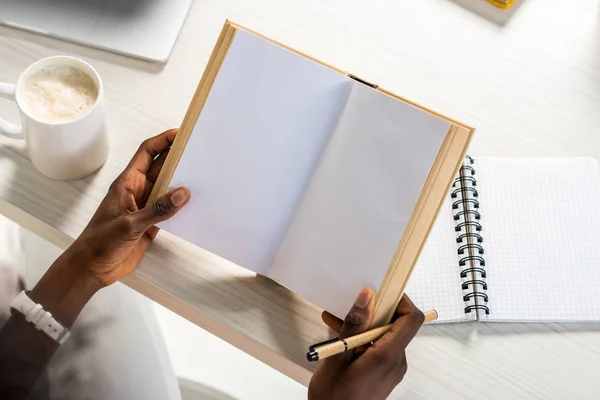 Vista Parcial Afroamericano Con Libro Mesa Casa Oficina — Foto de stock gratis