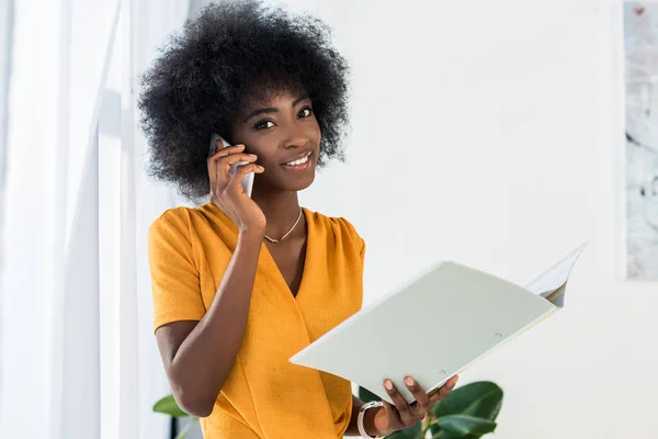 Freelancer Afro Americano Sorridente Com Pasta Conversando Smartphone Casa — Fotos gratuitas