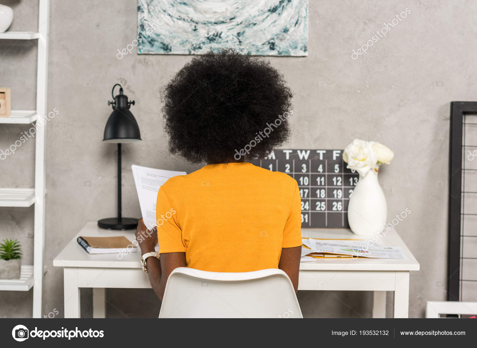 Rückansicht Des Afroamerikanischen Freier Mitarbeiter Arbeitsplatz ... Rückansicht Des Afroamerikanischen Freier Mitarbeiter Arbeitsplatz ...