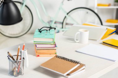 kitap, defter, klasörler, fincan kahve ve gözlük evde işyerinde yığınları görünümünü kadar office kapatın