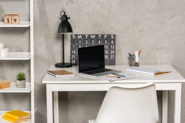 görünümü ile boş ekran, makaleler, takvim ve evde işyeri dizüstü dizüstü kadar office kapatın
