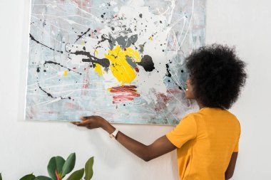 evde duvara arkadan görünüşü Afro-Amerikan asılı resim