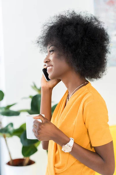 Vista Lateral Sonriente Afroamericano Con Taza Café Hablando Teléfono Inteligente — Foto de Stock