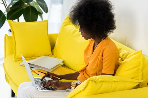 Zijaanzicht Van Afro Amerikaanse Vrouwelijke Freelancer Werken Laptop Bank Thuis — Gratis stockfoto