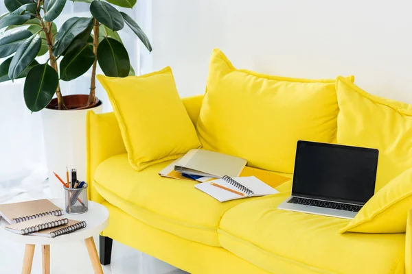 Крупним Планом Вид Ноутбук Блокноти Папки Жовтому Дивані Домашньому Офісі — стокове фото