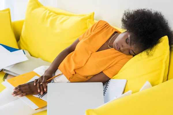 Cansado Afroamericano Freelancer Durmiendo Sofá Con Portátil Papeles Casa — Foto de Stock