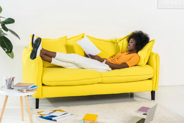 Vista Lateral Mujer Afroamericana Con Papeles Distancia Trabajando Sofá Casa — Foto de Stock